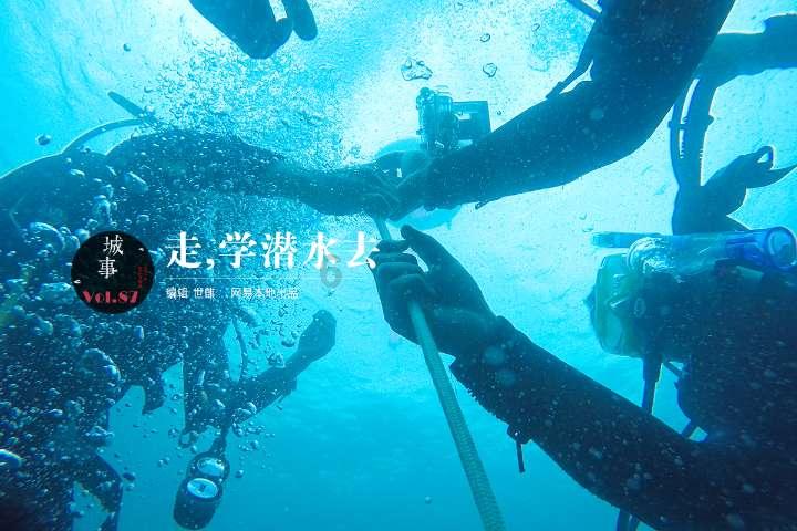 逃出轿车的女孩