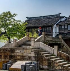 我男朋友我们订婚了 我妈很惯着我男朋友为什么？游戏画面
